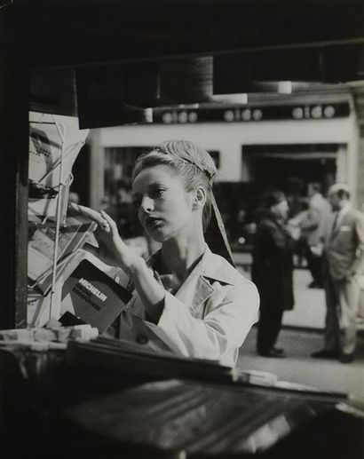 null Paul ALMASY (1906-2003)
Série photographique de femmes lisant, jeune femme en...