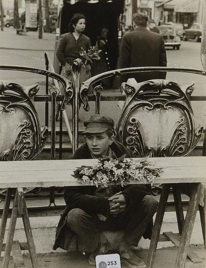 null 33. IZIS (1911-1980)
Vendeur de Muguet, 1er Mai sur la place d'Italie à Paris,...