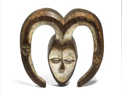 null MASQUE DE TYPE KWELE 
Bois en partie peint d'argile
H.: 41 cm, L.: 38 cm