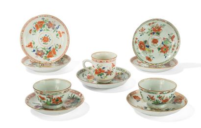 null HUIT SOUTASSES, DEUX COUPES 
ET UNE TASSE ANSEE EN PORCELAINE POLYCHROME
Chine,...