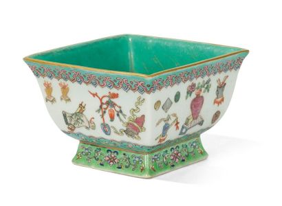 null COUPE EN PORCELAINE POLYCHROME
Chine, fin du XIXème-début du XXème siècle
De...