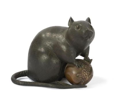 null RAT EN BRONZE
Japon, époque Meiji (1868-1912)
Représenté assis, tenant une grenade...