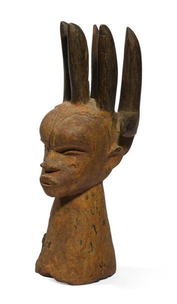 null MASQUE DE COIFFE DE TYPE NIGERIEN
Bois 
H.: 45 cm, L.: 12 cm