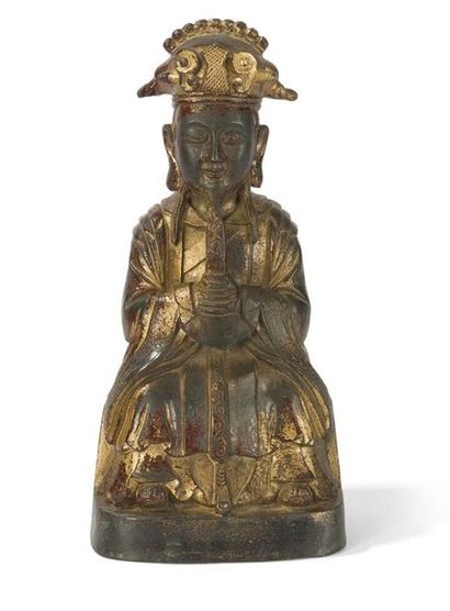 null STATUETTE DE DIGNITAIRE
EN BRONZE LAQUE OR
Chine du Sud, XIXème siècle
Représenté...