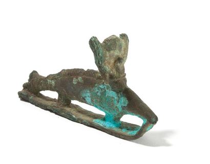 null OXYRHYNQUE (Mormyre)
Bronze à patine éruptive.
Petit manque à la corne Hathorique
Egypte,...