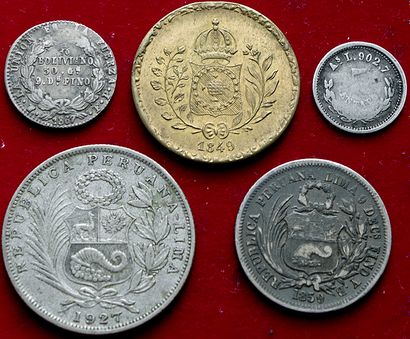 null AMERIQUE DU SUD. 
Lot de 5 monnaies : Pérou 25 Centavos 1859YB (Rare), ½ Sol...