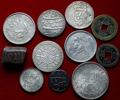 null DIVERS MONDE. 
11 monnaies du monde dont 7 en argent : Indonésie Sumatra 2 Keping...