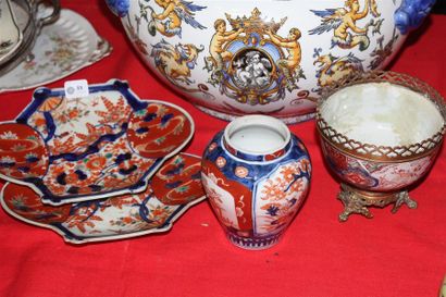 null Ensemble en porcelaine décor Imari comprenant : deux coupes, un petit vase et...