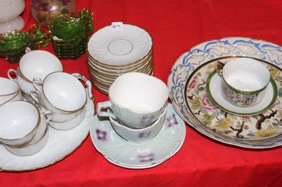 null Service à thé en porcelaine blanche filet or, 12 tasses, 12 soucoupes et un...