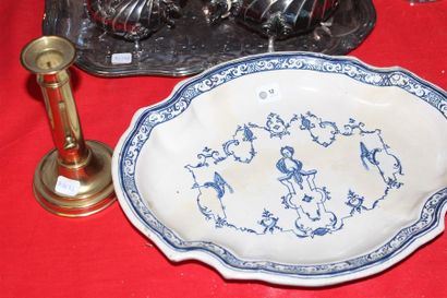 null Plat en faïence XVIIIème, décor camaïeu bleu à la Berain (restaurations). On...
