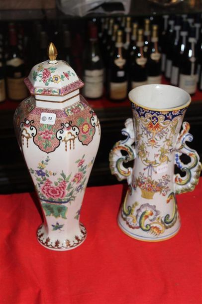 null Potiche en porcelaine à décor polychrome dans le gout de la famille rose Chine,...
