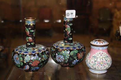 null Paire de petits vases à décor cloisonné de fleurs et papillons, Chine CIRCA...