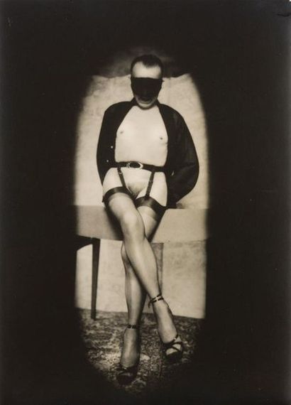null Pierre MOLINIER 1900-1976
"Autoportrait de face, assis, jambes croisées, émasculation"....