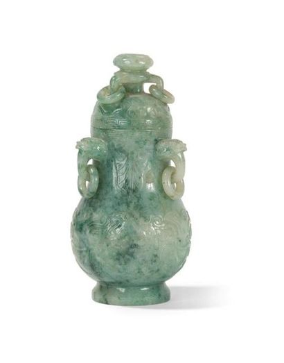 null Petit vase couvert en jadéite
Chine, XXème siècle
Balustre, la panse et le couvercle...