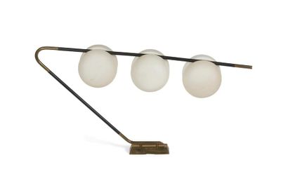 null LUNEL LUMINAIRES
Applique pivotante à trois lumières.
La platine en laiton patiné,...