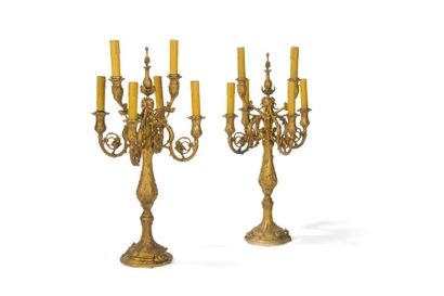 null Paire de candélabres en bronze doré à six lumières et décor de feuillages stylisés...