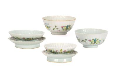 null Paire de bols couverts et leurs supports en porcelaine 
Chine, XXème siècle
Côtelés,...