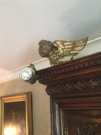 null Paire de chapiteaux d'angle en bois peint et doré, figurant des bustes d'ange.
XIXe...