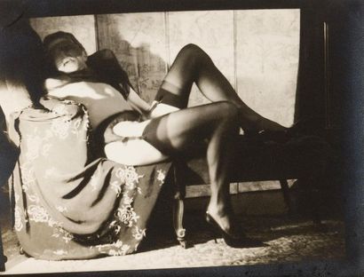 null Pierre MOLINIER 1900-1976
« Autoportrait allongé sur un divan, jambes écartées...