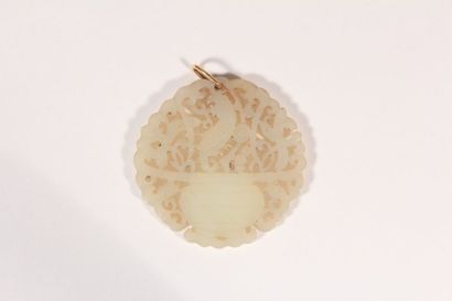 null Pendentif en jade blanc sculpté
Chine, fin du XIXème siècle
A décor ajouré d'une...