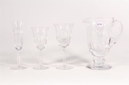 null Daum France, partie de service de verres à pied en cristal à pans coupés comprenant...