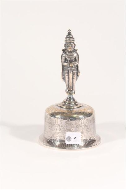null Cloche en métal argenté à décor de divinités hindoues en ronde bosse pour former...