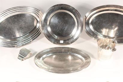 null Christofle, ensemble de métal argenté à décor de filets et godrons : trois plats...