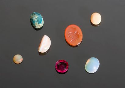 null Lot de pierres sur papier : opales, intaille sur conaline, pierre rose d'imitation...