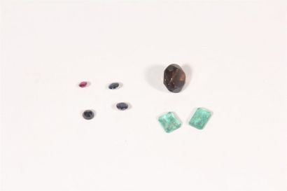 null Un lot de pierres sur papier : émeraudes, quartz fumé
