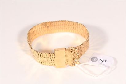 null Bracelet ruban en or jaune 750 millièmes, mailles en accolade, terminé par des...