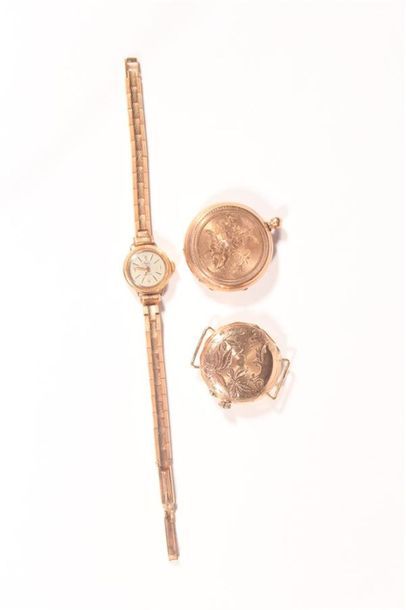 null Trois montres en or : une montre de col remontée en montre bracelet poids brut...