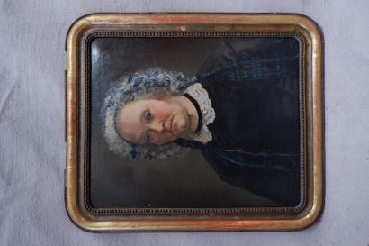 null Ecole du XIXe siècle. Portrait de femme au ruban bleu. Huile sur toile. 61 x...