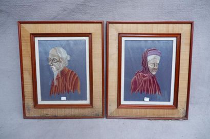 null Paire de broderies sur soie figurant des portraits de vieillards. 28 x 21,5...