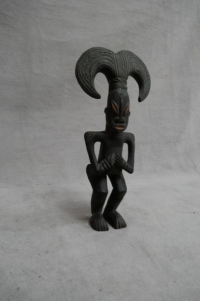 null Statuette à large coiffe en bois sculpté et teinté. Cameroun, Tikar, XXe siècle....