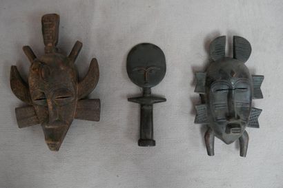 null Lot de deux masques Senofo et une statuette Ashanti en bois sculpté et teinté....