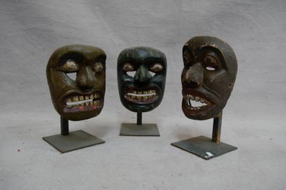 null Lot de trois masques d'exorcisme en bois polychromé. Ceylan, Xxe siècle. H :...