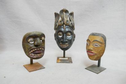 null Lot de trois masques d'exorcisme en bois polychromé. Ceylan, Xxe siècle. H :...