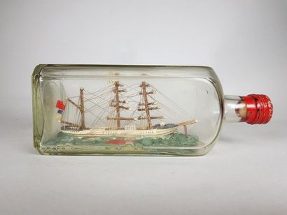 null Bateau en bouteille "Three masted barque".
H : 8 cm - L : 22 cm - P : 8 cm