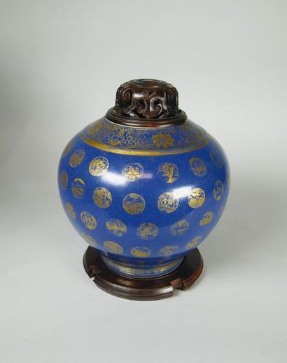null Vase à panse sphérique en porcelaine émaillée bleu poudré, décor à l'or de médaillons...