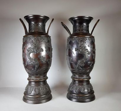 null Paire de grands vases en bronze de patine brune, à décor
en léger relief de...