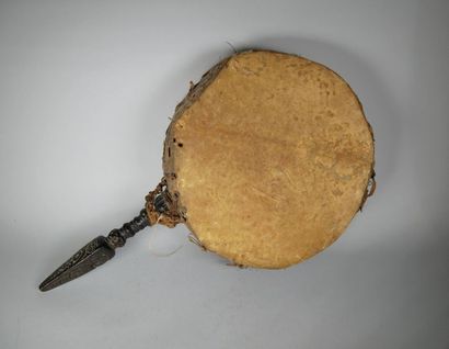null ambour de chamane à manche en bois à forme conique
surmonté de tête de Janus.
Népal.
H...