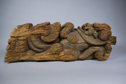 null Elément architectural en bois sculpté à décor de lion assis.
Inde, XXe siècle.
H...