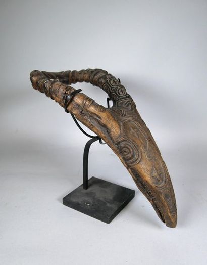 null Sculpture en bois monoxyle figurant une tête d'antilope sculptée de motifs géométriques.
Asie.
L...