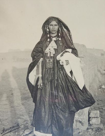 null D'après Alexandre II BOUGAULT (1875-1950) 
Femme touareg. Vue du sommet de l'Assekrem....