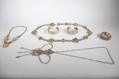 null Ensemble de bijoux berbères ou Touareg comprenant :
- deux bracelets rigides...