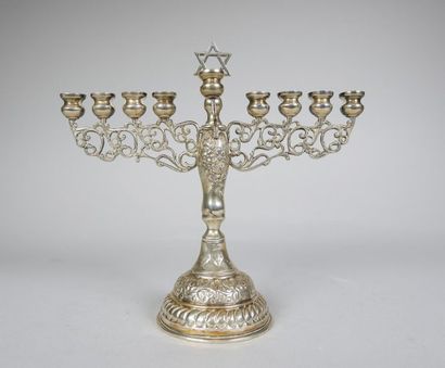 null Hanoukka (chandelier à neuf branches) en argent (800°/°°)
repoussé de frises...