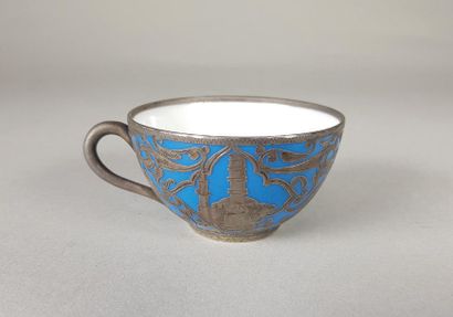 null Tasse en porcelaine à fond bleu à décor de mosquée et d'arabesques incisées.
H...