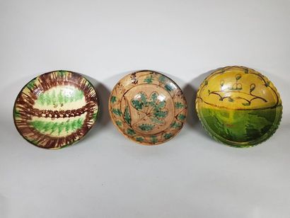 null Trois plats circulaires en faïence émaillée en brun et vert de feuillage stylisé.
Maroc.
D...
