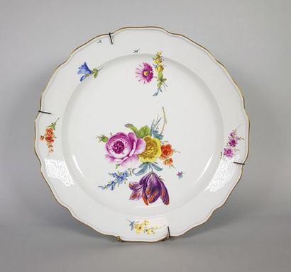 null MEISSEN
Plat en porcelaine blanche émaillée de bouquets fleuris.
Vers 1775.
D...