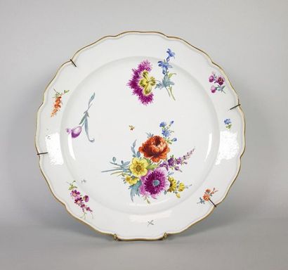 null MEISSEN
Plat en porcelaine blanche émaillée de bouquets fleuris.
Vers 1775
D...